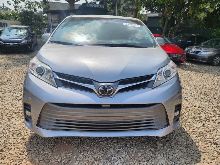 2018 Toyota Seina XLE - View 1