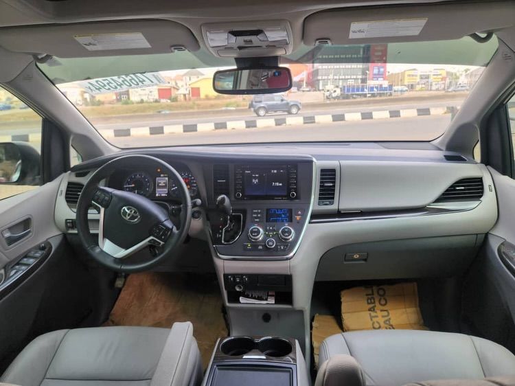 2018 Toyota Seina XLE - View 2