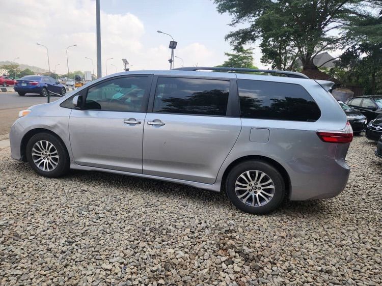 2018 Toyota Seina XLE - View 5