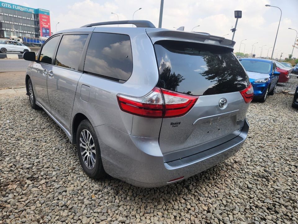 2018 Toyota Seina XLE | Kendomon Motors - View 6